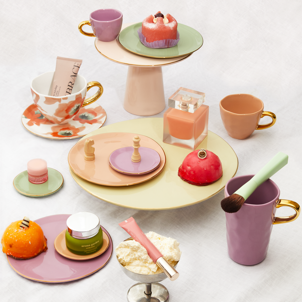 Part of the Good Morning Collection. Espresso cup in the colour clay With a hand-painted golden ear. Colour clay a mid tone pastel.