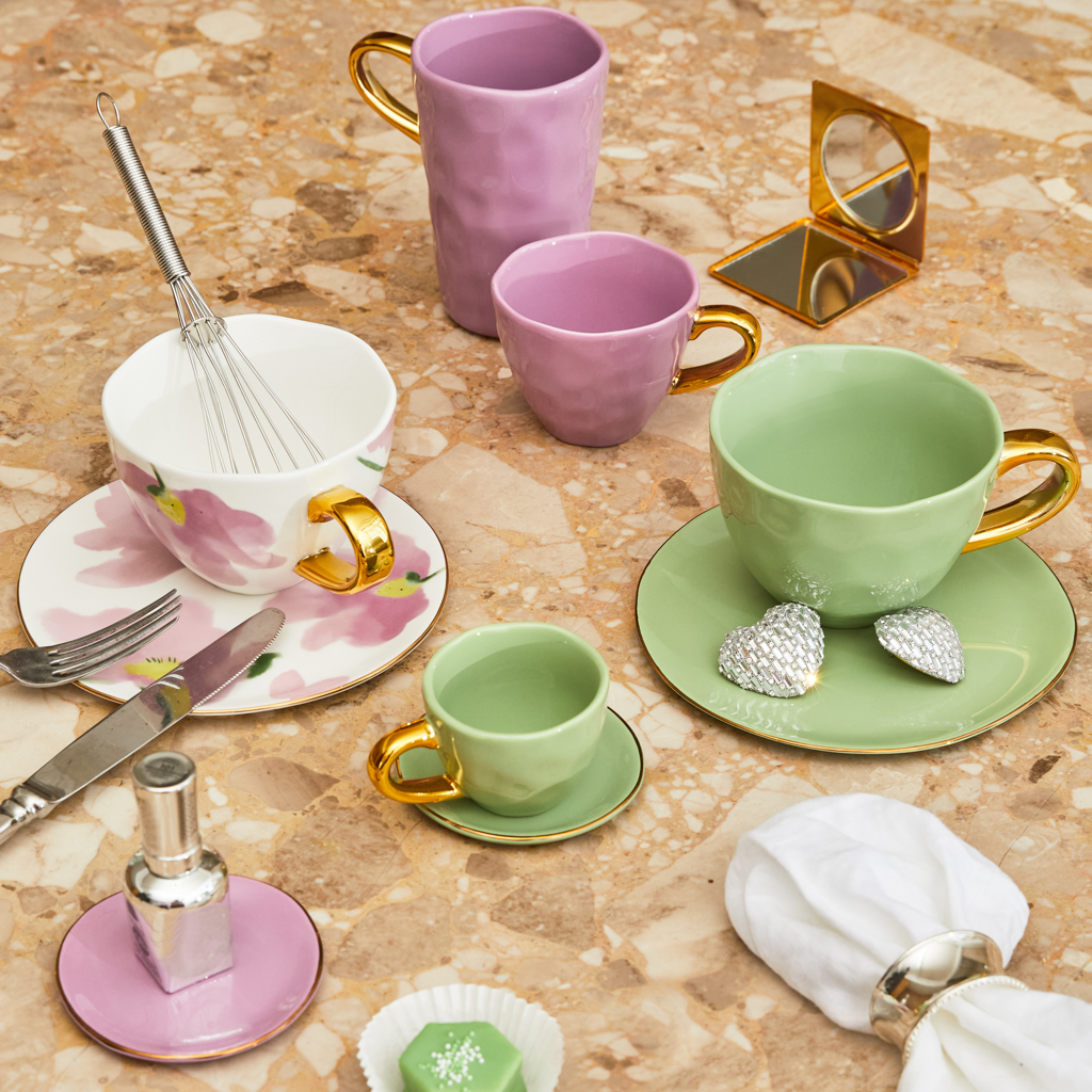Part of the Good Morning Collection. Coffee cup in the colour matcha With a hand-painted golden ear. Colour matcha is a mid tone pastel