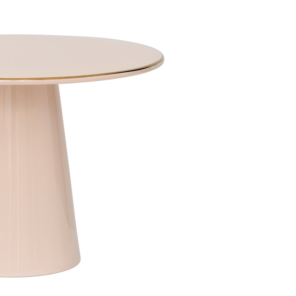 Part of the Good Morning Collection. Cake stand in the colour old pink. With a hand-painted golden rim A smaller version of a cake stand. For a layered effect match with the lower cake stand.