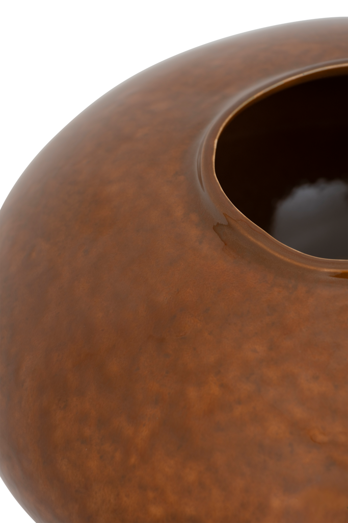 A generous, playful ceramic vase composed of two stacked spheres in a warm, inviting colour sugar almond, finished with a shniy reactive glaze. Full of organic charm, perfect as a statement piece.