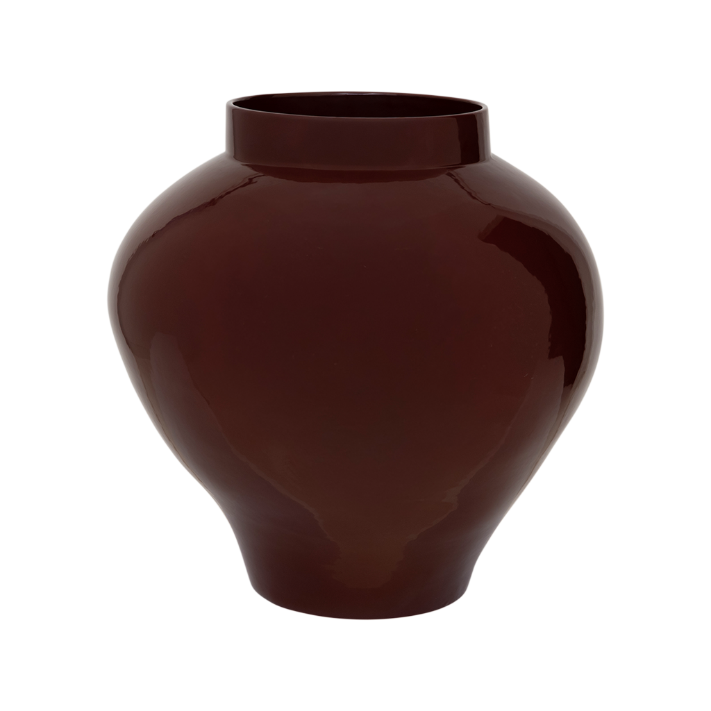 An organically shaped ceramic pot with feminine curves and a full, expressive character. Finished in brandy, a rich and warm colour. Shiny solid glaze.