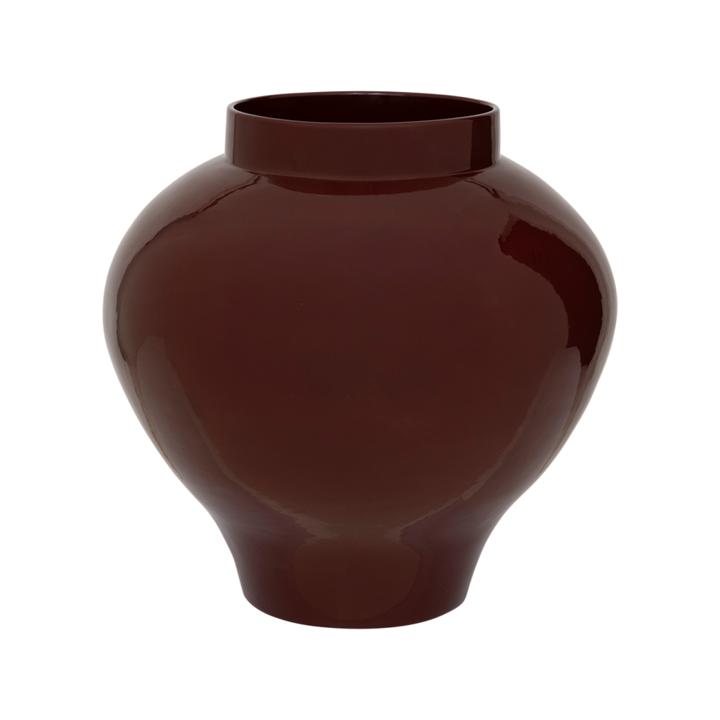 An organically shaped ceramic pot with feminine curves and a full, expressive character. Finished in brandy, a rich and warm colour. Shiny solid glaze.