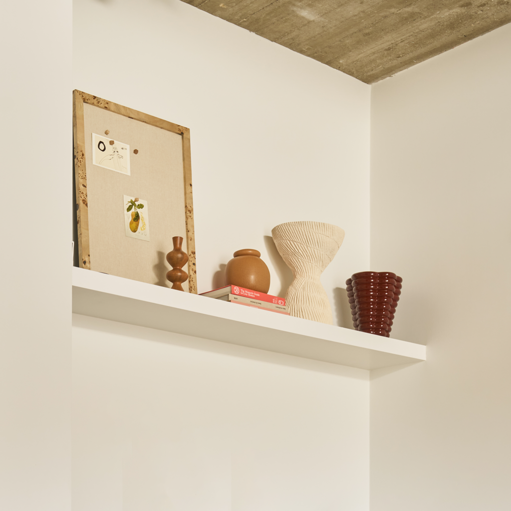 A curvy candleholder with expressive flowing lines, in the grounded colour golden oak. Made of eco-friendly mangowood, of which the timber is harvested after the mango tree passed its fruit-bearing life span.