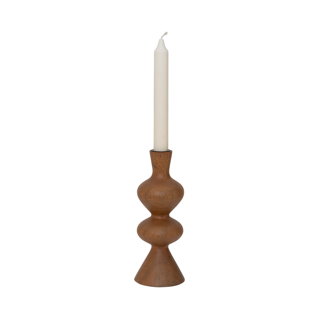A curvy candleholder with expressive flowing lines, in the grounded colour golden oak. Made of eco-friendly mangowood, of which the timber is harvested after the mango tree passed its fruit-bearing life span.