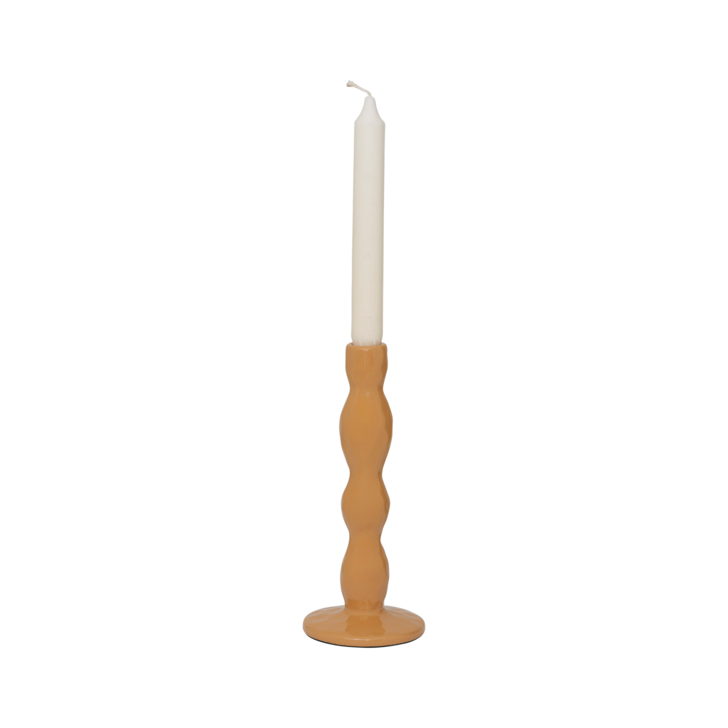 A candleholder with a gentle, flowing form and a lightly battered skin - in the colour clay and in a shiny finish. Made from a balanced mix of recycled and virgin ceramics.
