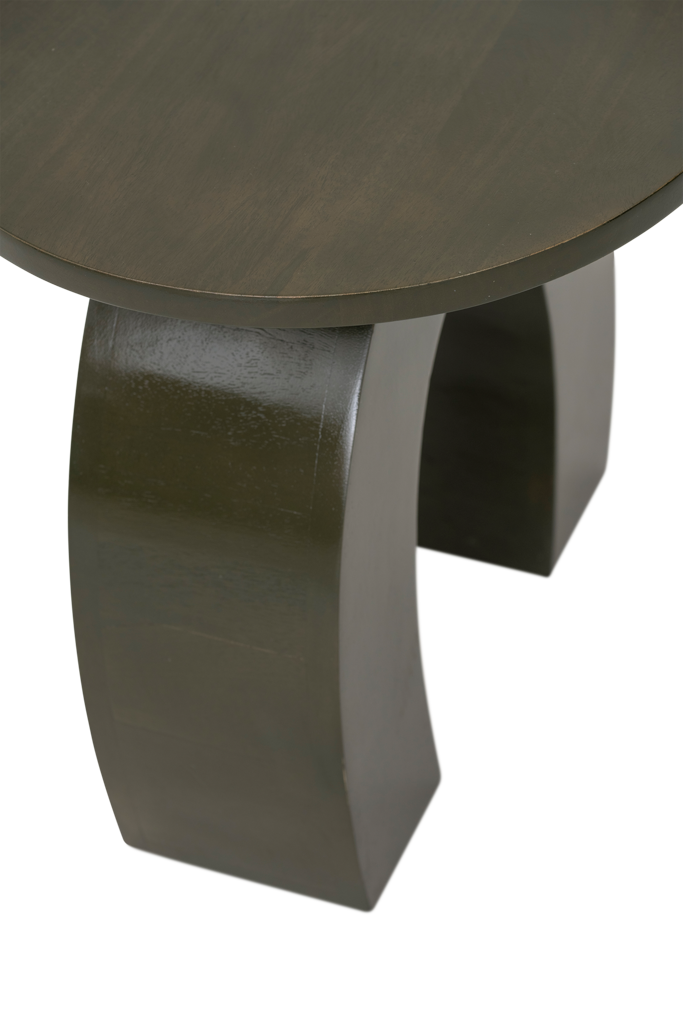 A contemporary side table with a solid, arched base and a round top. The deep colour kalamata and shiny finish give it a bold, confident look. Made of eco-friendly mangowood, of which the timber is harvested after the mango tree passed its fruit-bearing life span.