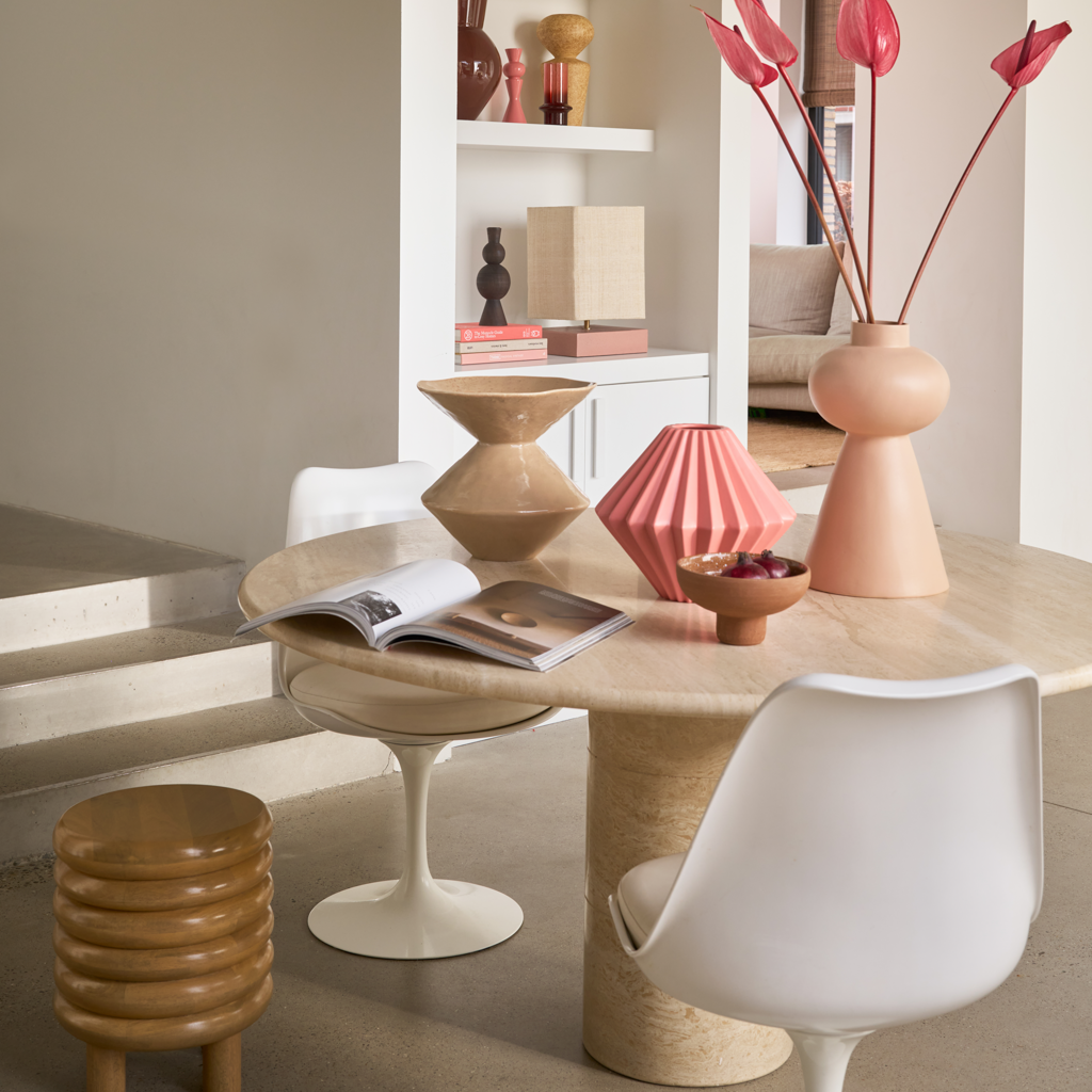 A layered, bulky round solid wood side table with four sturdy legs, in a shiny light oak finish that gives the table an urban look. Made of eco-friendly mangowood, of which the timber is harvested after the mango tree passed its fruit-bearing life span.
