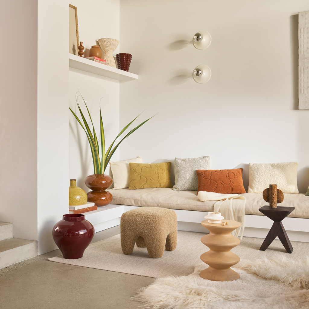 A wavy, curvy solid wood side table with a quirky shape, finished in light oak for a warm, natural feel. Made of eco-friendly mangowood, of which the timber is harvested after the mango tree passed its fruit-bearing life span.