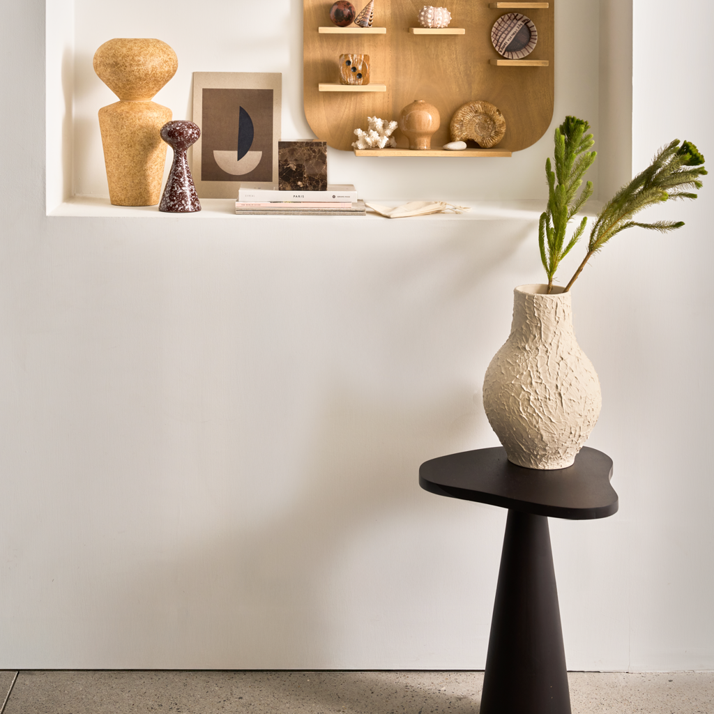 A solid wood side table with an organically shaped tabletop, in the warm and versatile colour walnut. Made of eco-friendly mangowood, of which the timber is harvested after the mango tree passed its fruit-bearing life span.