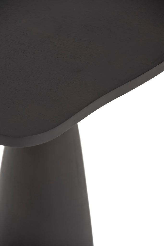 A solid wood side table with an organically shaped tabletop, in the warm and versatile colour walnut. Made of eco-friendly mangowood, of which the timber is harvested after the mango tree passed its fruit-bearing life span.