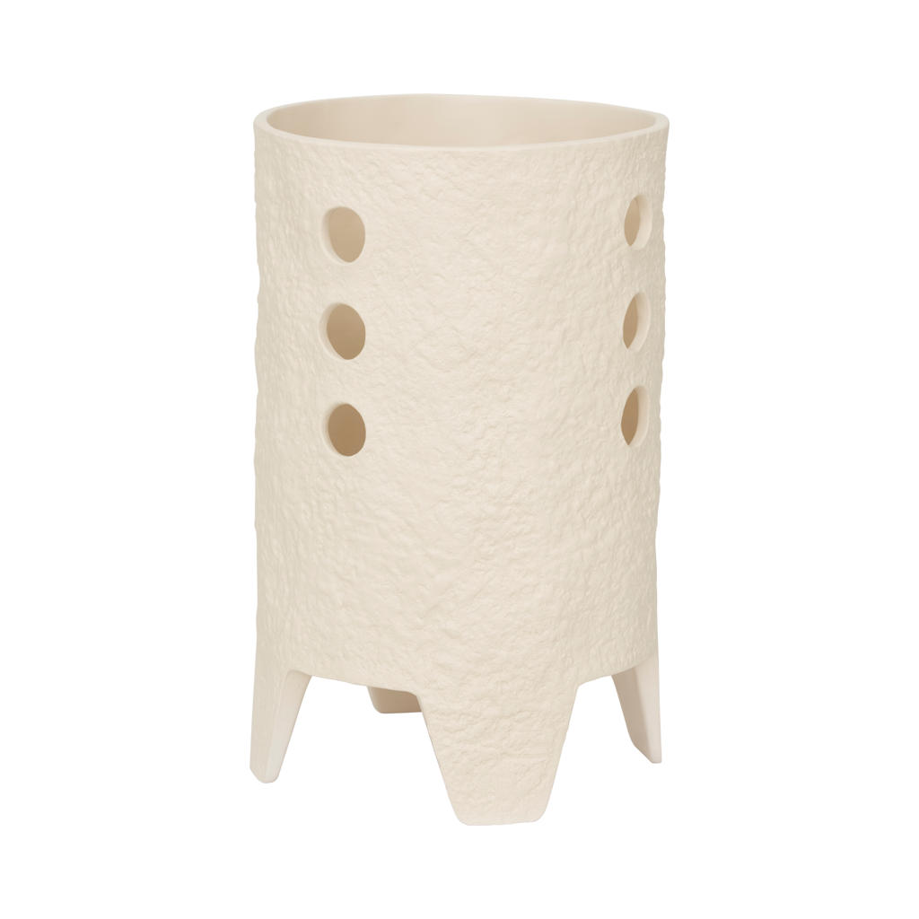 A textured and tactile ceramic table lamp in an handcrafted shape, in the soft colour almond milk. Its design brings expression but also calm, grounded presence.