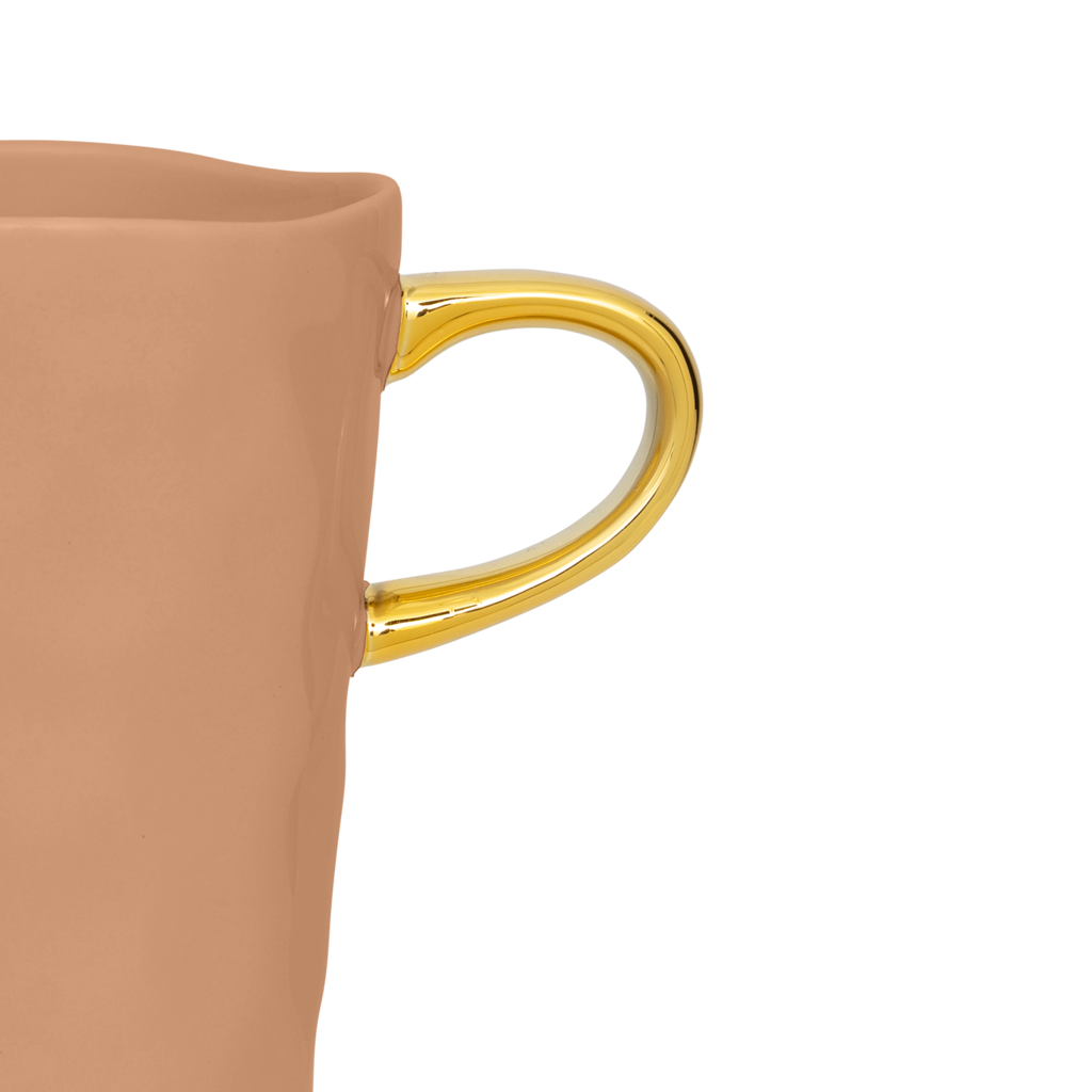 Part of the Good Morning Collection. Latte cup in the colour clay With a hand-painted golden ear Colour clay a mid tone pastel.