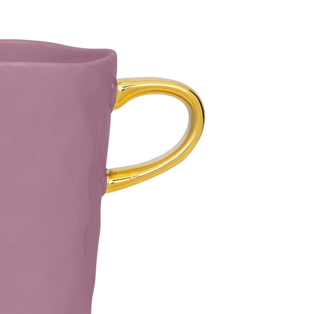 Part of the Good Morning Collection. Latte cup in the colour hyacinth With a hand-painted golden ear Colour hyacinth a mid tone pastel.